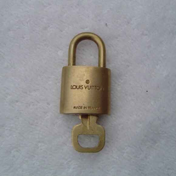 AUTHENTIC LOUIS VUITTON GOLD PADLOCK WITH KEY #307 - Picture 5 of 13
